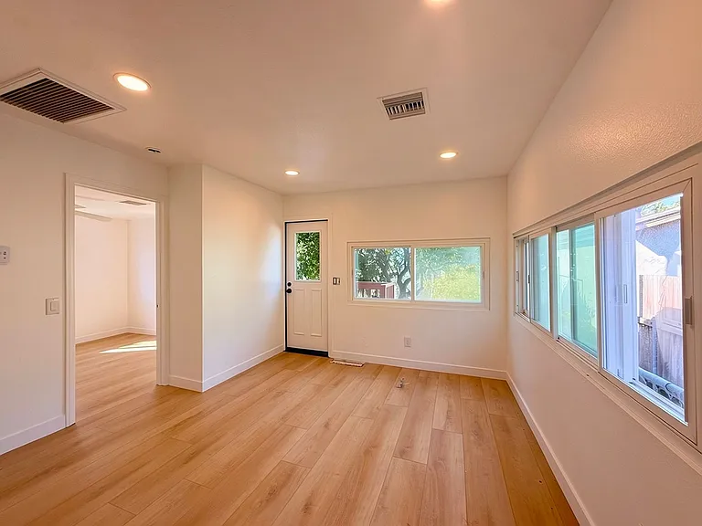 4546 Muir Ave — Photo 5