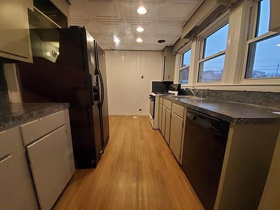 5th image of 16 Laurel Ave #1