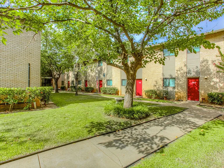 Valley Creek Apartments — Photo 8