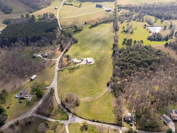 2nd image of 781 Knob Creek Rd