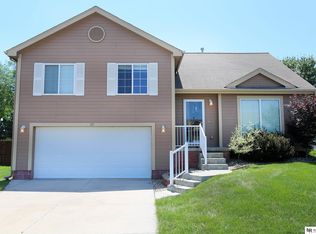 815 Edgewater Dr, Papillion, NE 68046