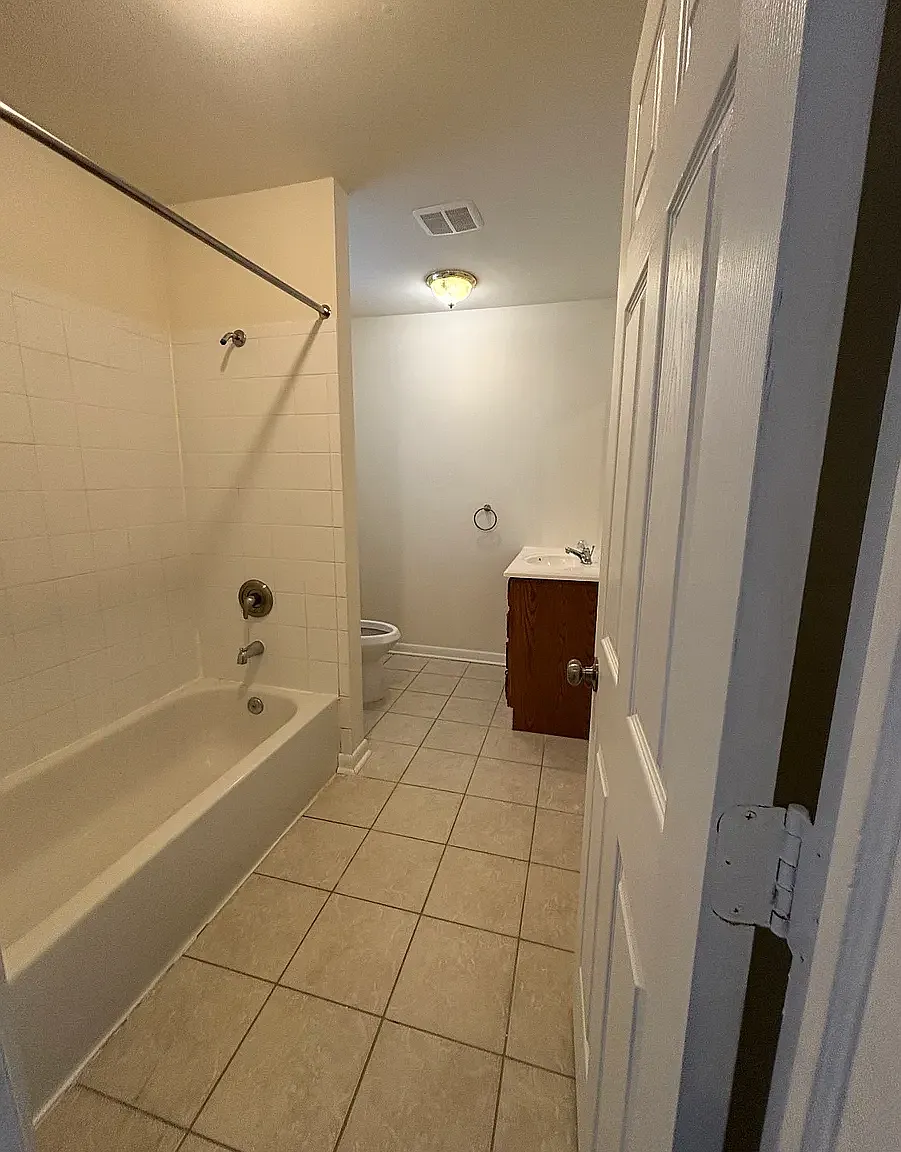 3 bed, 1200 sqft, $2,000 — Photo 3