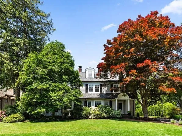 8 Berwick Rd, Lexington, MA 02420