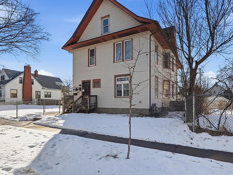 104 Jessamine Ave W — Photo 1