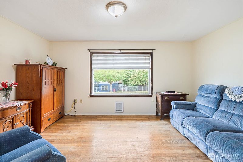 5th image of 2703 Maple Street