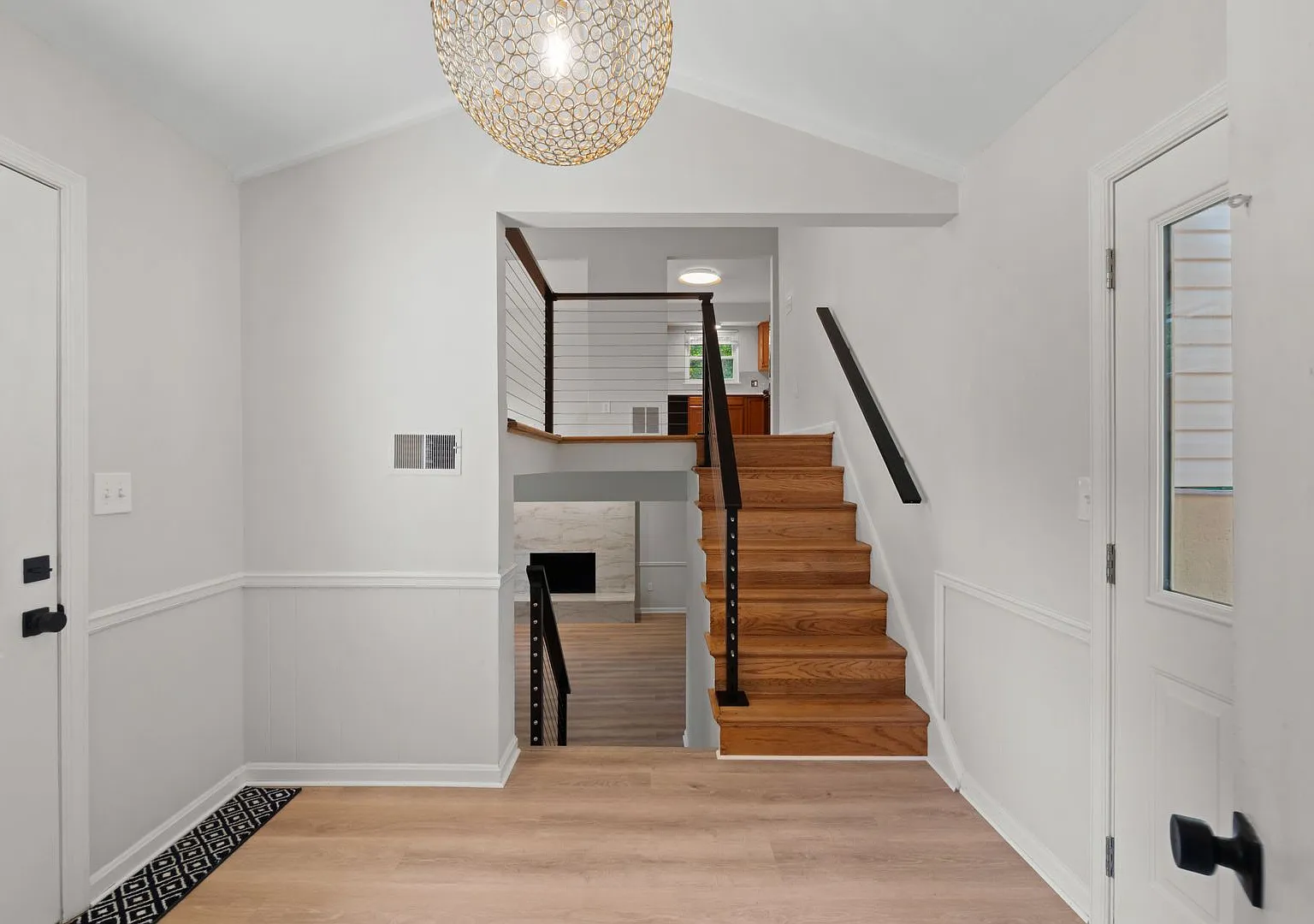 Ready for move in! Home in water privileged Hillsmere! — Photo 2