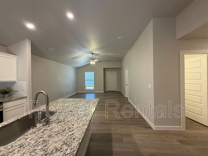 3 bed, 2.0 bath, 1488 sqft, $2,400 — Photo 4