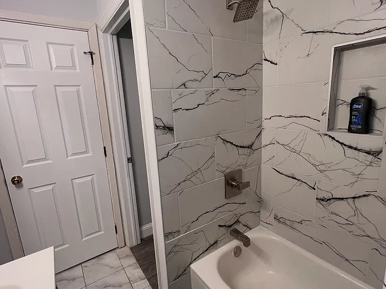 Full bathroom 1