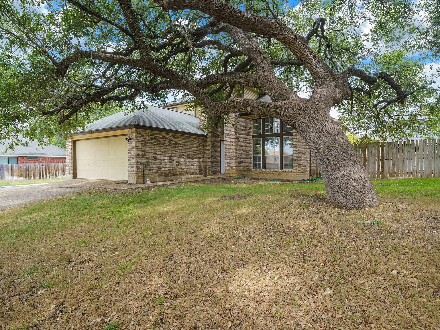 Charming 3-Bed Home with Fireplace, Fenced Yard & Garage in San Antonio 12150 Stoney Glen — Photo 2