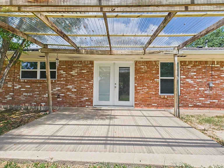 1402 Village Dr — Photo 32