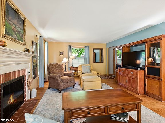 5th image of 1001 N Belmont Ave