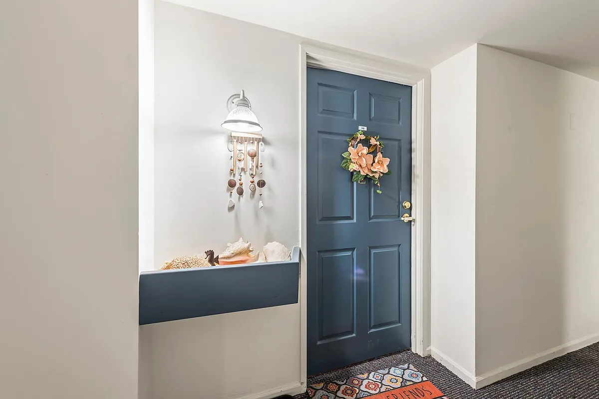 Building Photo - 1127 S Lake Dr #110