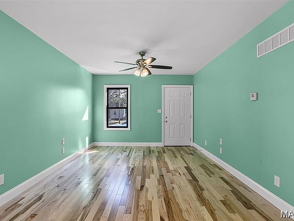 4th image of 121 Whitelaw Ave