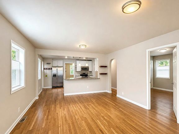 5th image of 831 Pratt St