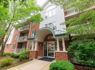 541 Hough St #102, Barrington, IL 60010