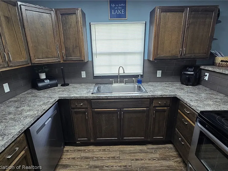 639 Killarney Dr — Photo 7