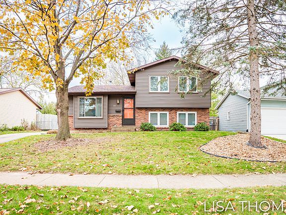 3rd image of 1055 Sweet St NE
