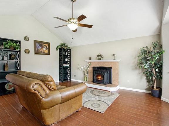 4th image of 41 E Haven Ct N