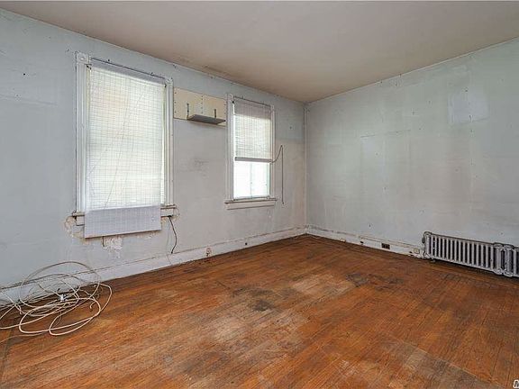3rd image of 5733 Mosholu Ave