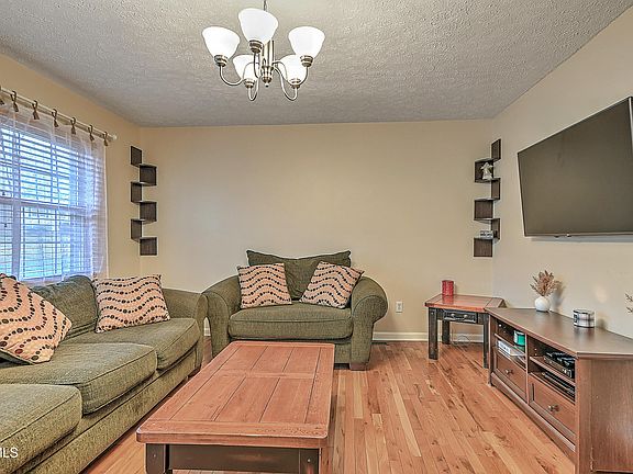 5th image of 220 Eastwood Dr