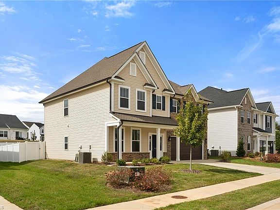 4th image of 2124 Beechwood View Dr