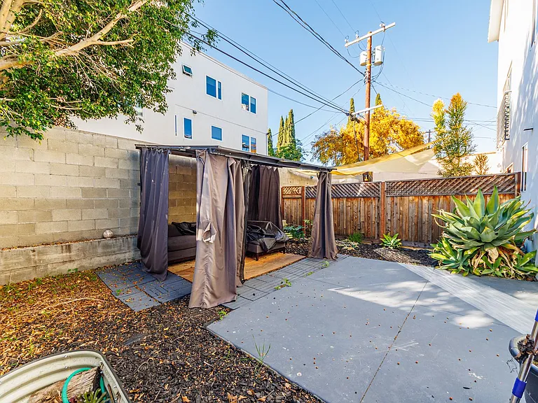 1119 N Berendo St — Photo 13