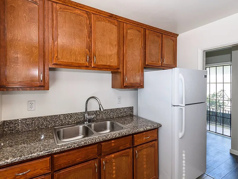 901 Manhattan Ave #8 — Photo 6
