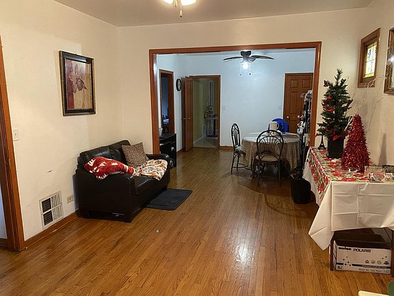 3rd image of 5423 S Sacramento Ave