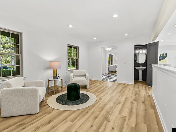 4th image of 9831 Grover St