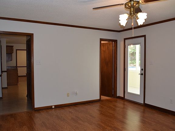 5th image of 300 Dogwood Glen Dr