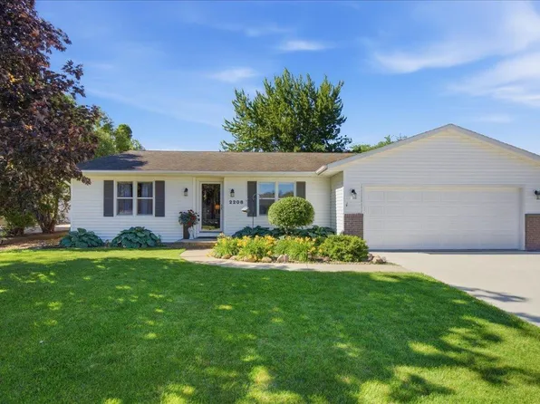 2208 Oxford Ln, Cedar Falls, IA 50613