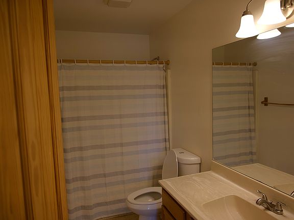 Hall Bathroom with tub/shower combo