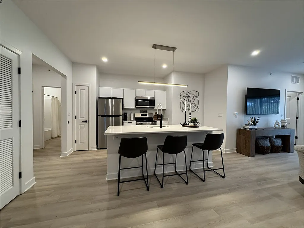 1 bed, 1.0 bath, 1073 sqft, $2,075 — Photo 4
