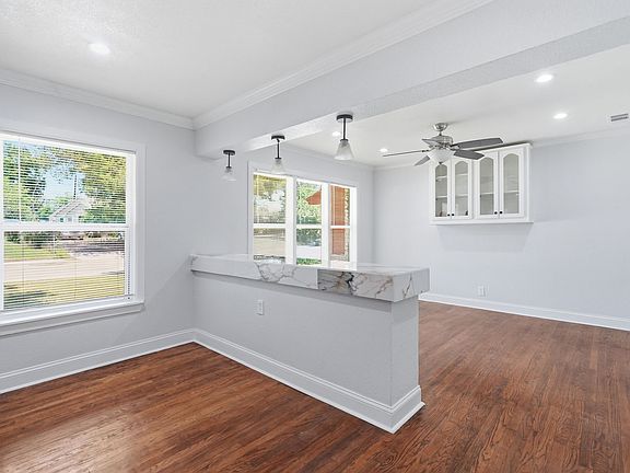 4th image of 2626 Crest Ave