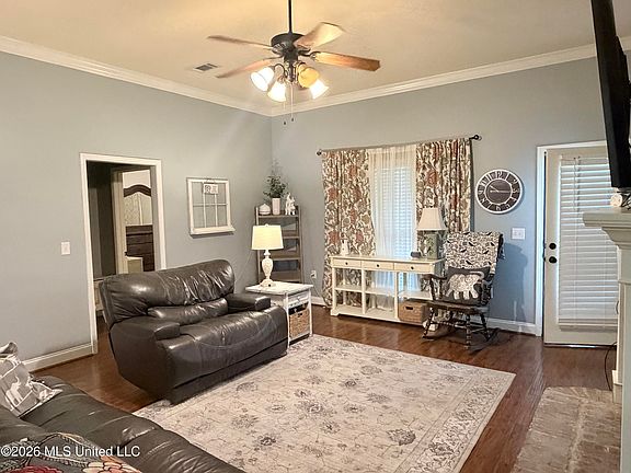 5th image of 401 Roxbury Pl