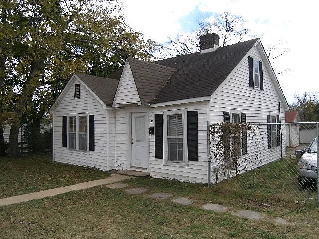 2nd image of 221 Greenwood St