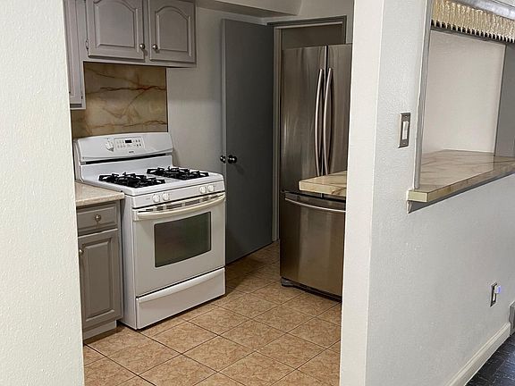 3rd image of 1520 N Jefferson Ln