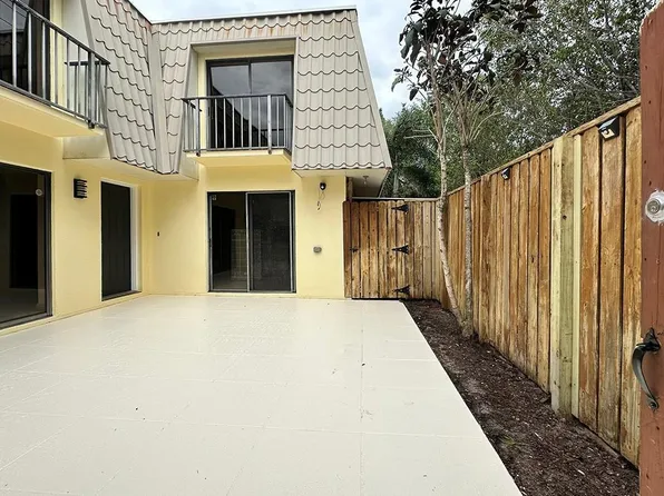 1700 Embassy Drive #402, West Palm Beach, FL 33401