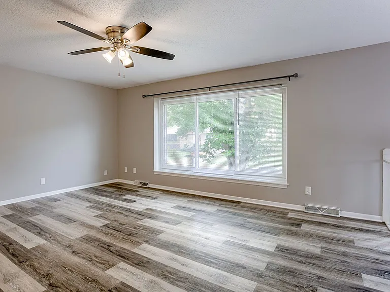 11705 Meredith Ave — Photo 5