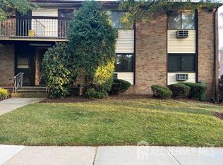 629 Cricket Ln, Woodbridge, NJ 07095