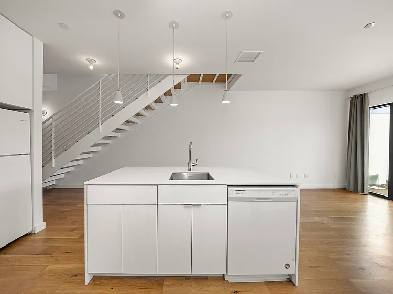 644 Selden St #302 — Photo 8