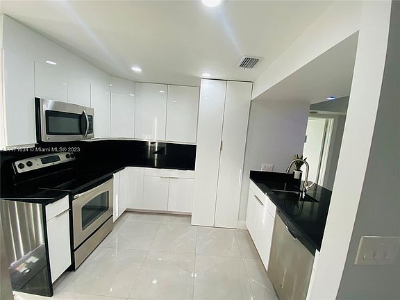 Bright Kitchen with all New Appliances!