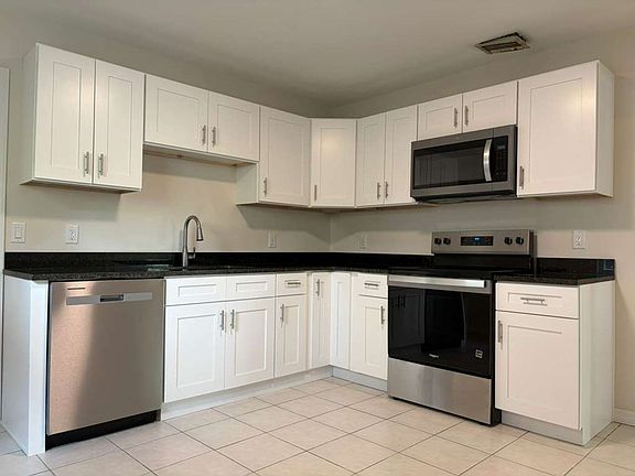 5th image of 3037 Clinton St S
