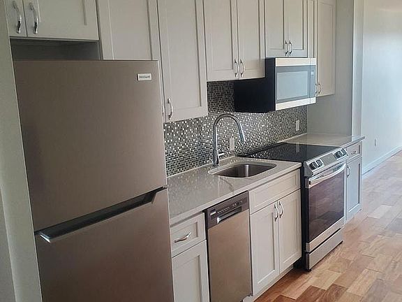 4th image of 409 Knickerbocker Ave #3