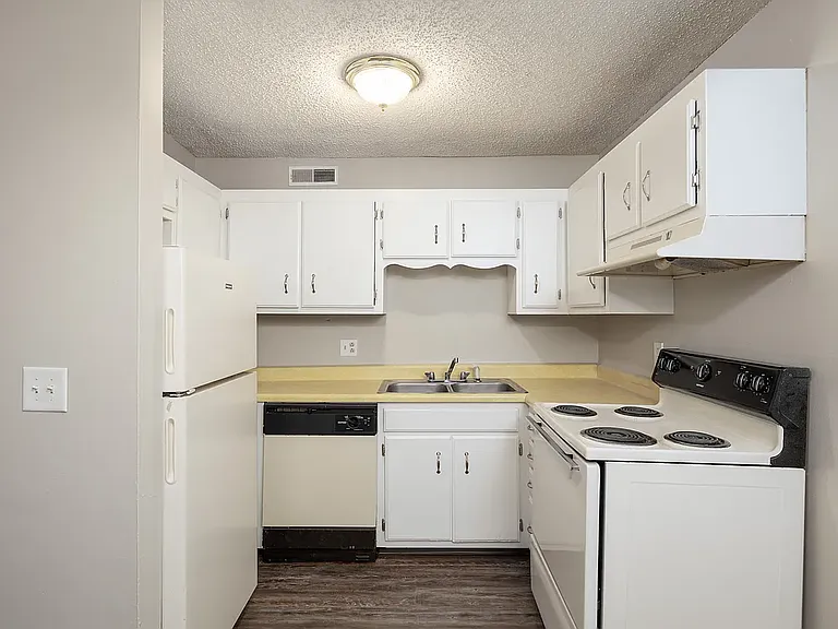 Hartford House Apartments — Photo 5