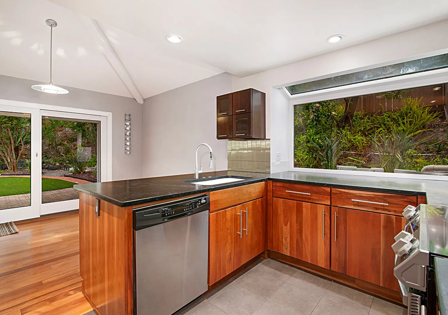 Modern 3BR/2BA Single-Family Home with Large Backyard in Scripps Ranch — Photo 3