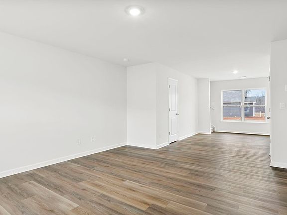 3rd image of 681 Evaleigh St