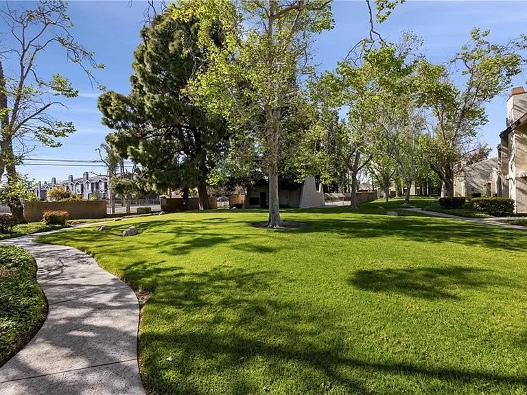 2135 N Fairview St — Photo 17