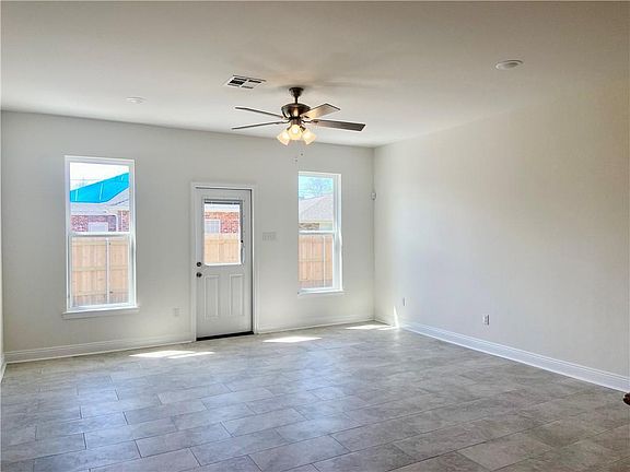 3rd image of 2816 Taft Pkwy