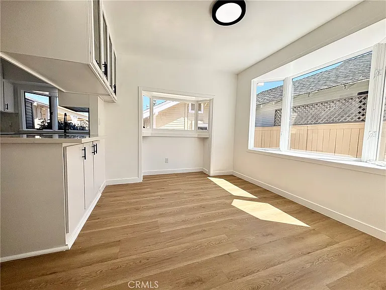 910 Acacia Ave — Photo 4